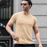 Hombre vistiendo polo arena modelo Prime de algodón premium estilo casual