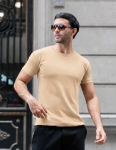 Hombre vistiendo polo arena modelo Prime de algodón premium estilo casual