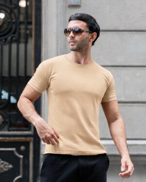 Hombre vistiendo polo arena modelo Prime de algodón premium estilo casual